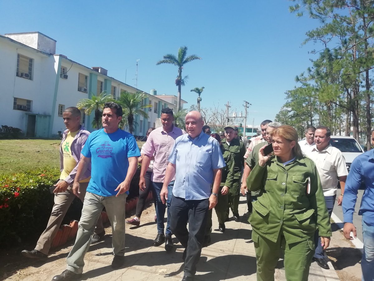 PartidoPCC's tweet photo. .@DrRobertoMOjeda y @UlisesGuilarte recorren ahora junto a las máximas autoridades del territorio pinareño, calles de la ciudad capital y comparten con quienes realizan acciones de recuperación. #FuerzaCuba #FuerzaPinar #Cuba https://t.co/YWV6s2oqsu