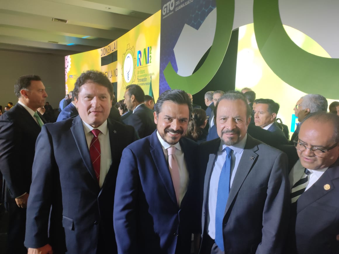 PacoSolaresA's tweet photo. La @CONCAMIN nos convocó a la Reunión Anual de Industriales #RAI2022, oportunidad para coincidir con el Ing. @EduardoRmzLeal expresidente de @cmicnacional y Tesorero del Consejo Directivo Nacional de #CONCAMIN.
También con @zoerobledo Director del @Tu_IMSS https://t.co/VYc9pc9Im1