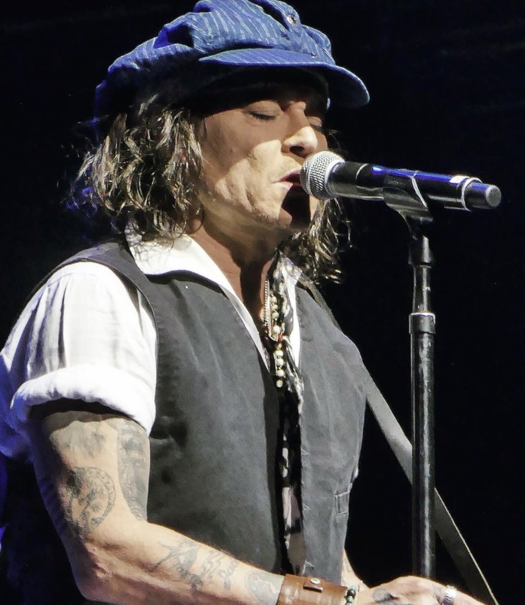 srod_es's tweet photo. 🇬🇧 Johnny Depp and Jeff Beck on the stage of The Anthem last night in Washington DC.
🇪🇸 Johnny Depp y Jeff Beck en el escenario de The Anthem anoche en Washington DC.
📸 Credit to @digmuzak (IG)
#SROD #johnnydepp #actor #musician #director #standwithjohnnydepp #jeffbecktour https://t.co/vEq8g5YwnU