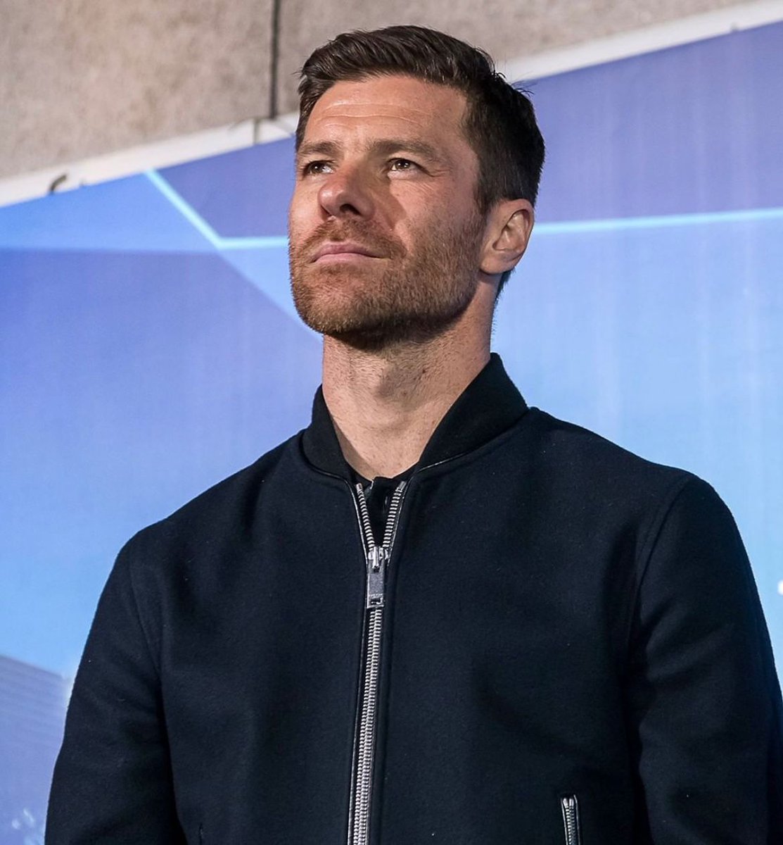 bayer04_es's tweet photo. ⚫️ ¡Bienvenido, @XabiAlonso! 🔴

Estamos listos para hacer historia juntos 🫡 

¿Listo para tu regreso a la #Bundesliga? 👊🦁

#SomosBayer04 https://t.co/oZPvwgQgLK