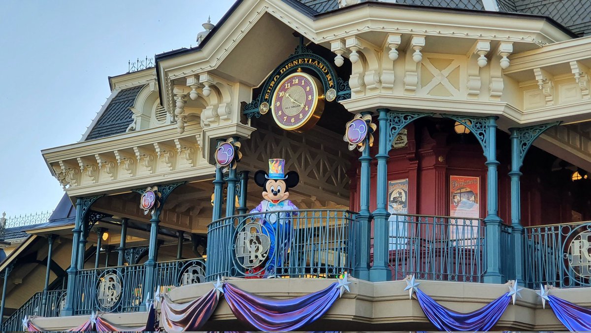 ScaryWombat's tweet photo. Disneyland Paris at Halloween, during the 30th anniversary celebrations, was just the most extra thing I could imagine https://t.co/TqPFEyg9Rj