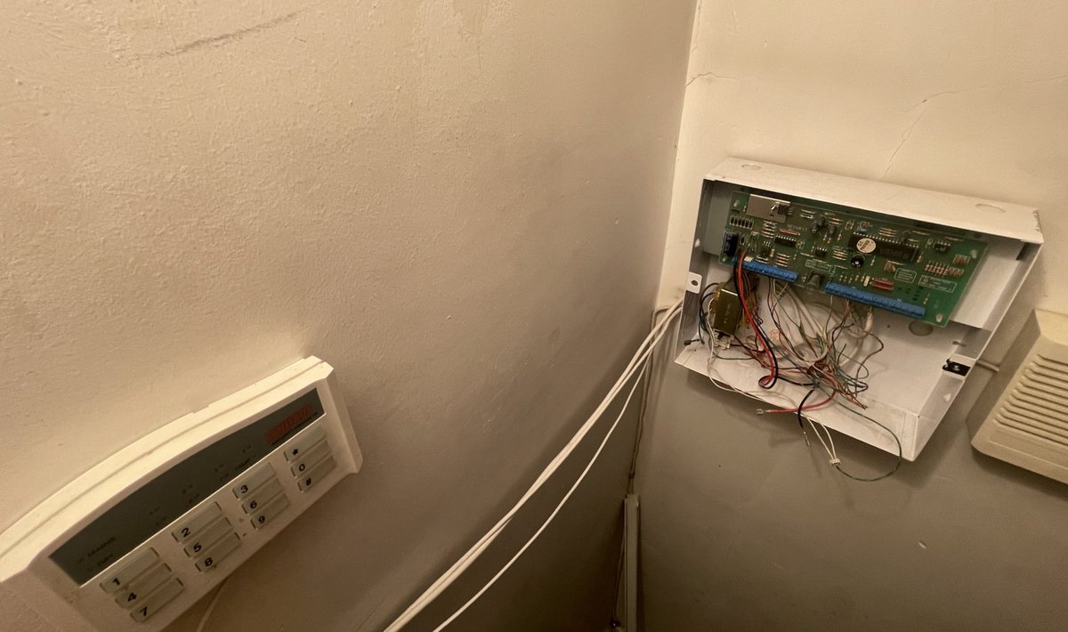 An old securit700L replaced with an <a href="/OrisecLtd/">Orisec</a> W-CP40-K with WiFi comms so the customer can control and monitor their intruder alarm from their phone 📱🌎 

Another happy customer in #Leigh 😎👌