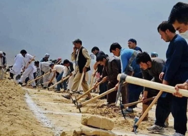 AryanAshory's tweet photo. Here is Afghanistan !

They are not busy with digging the ground to build a building,or school, hospital or University.
They are digging the ground to make grave for their darlings , putting them under the ground with thousands unfinished dreams.

#StopHazaraGenocide https://t.co/syfDPdQ6Zp