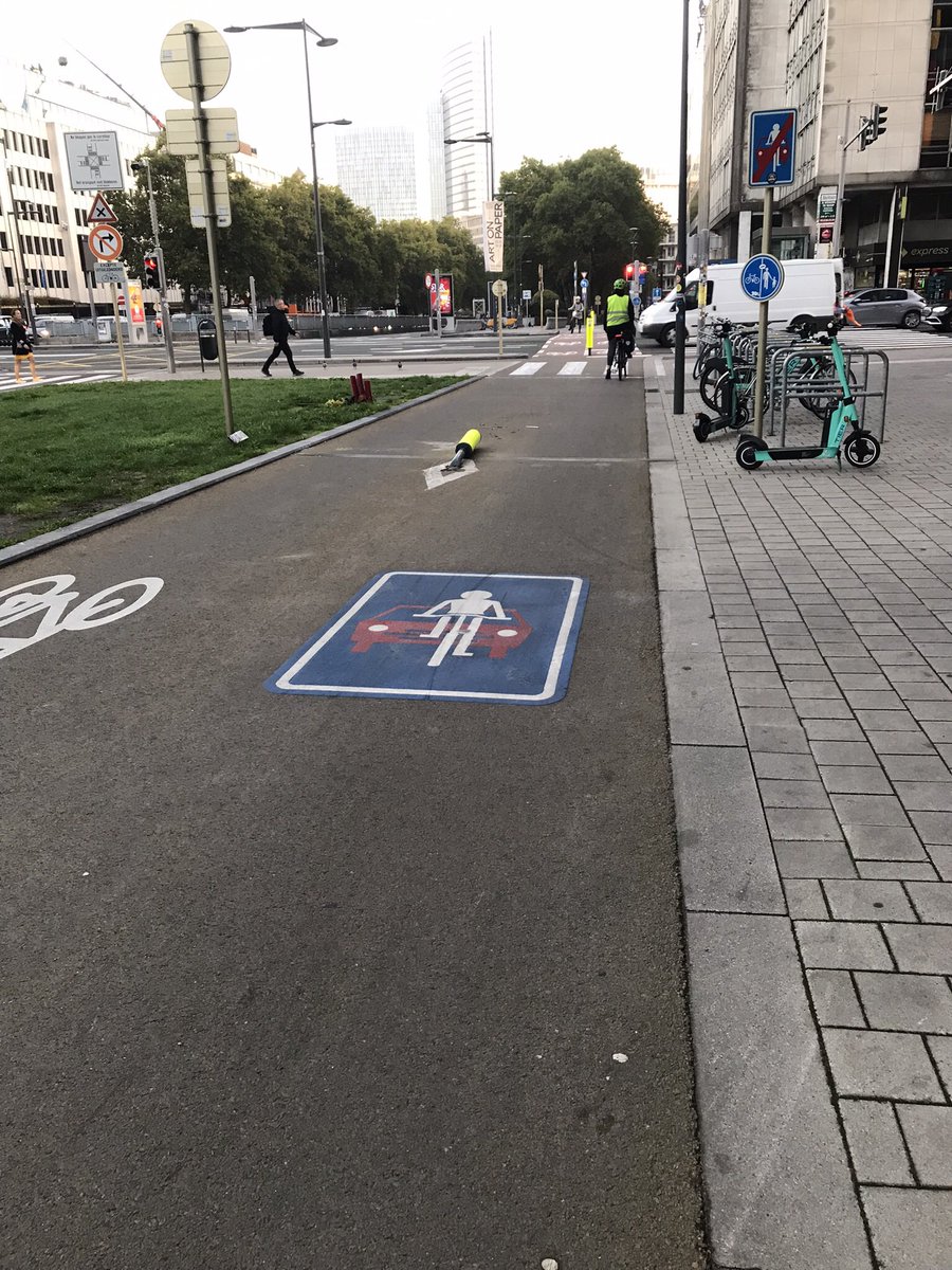 schaerbike's tweet photo. Oops , rip bollard https://t.co/lg22K9HYBV