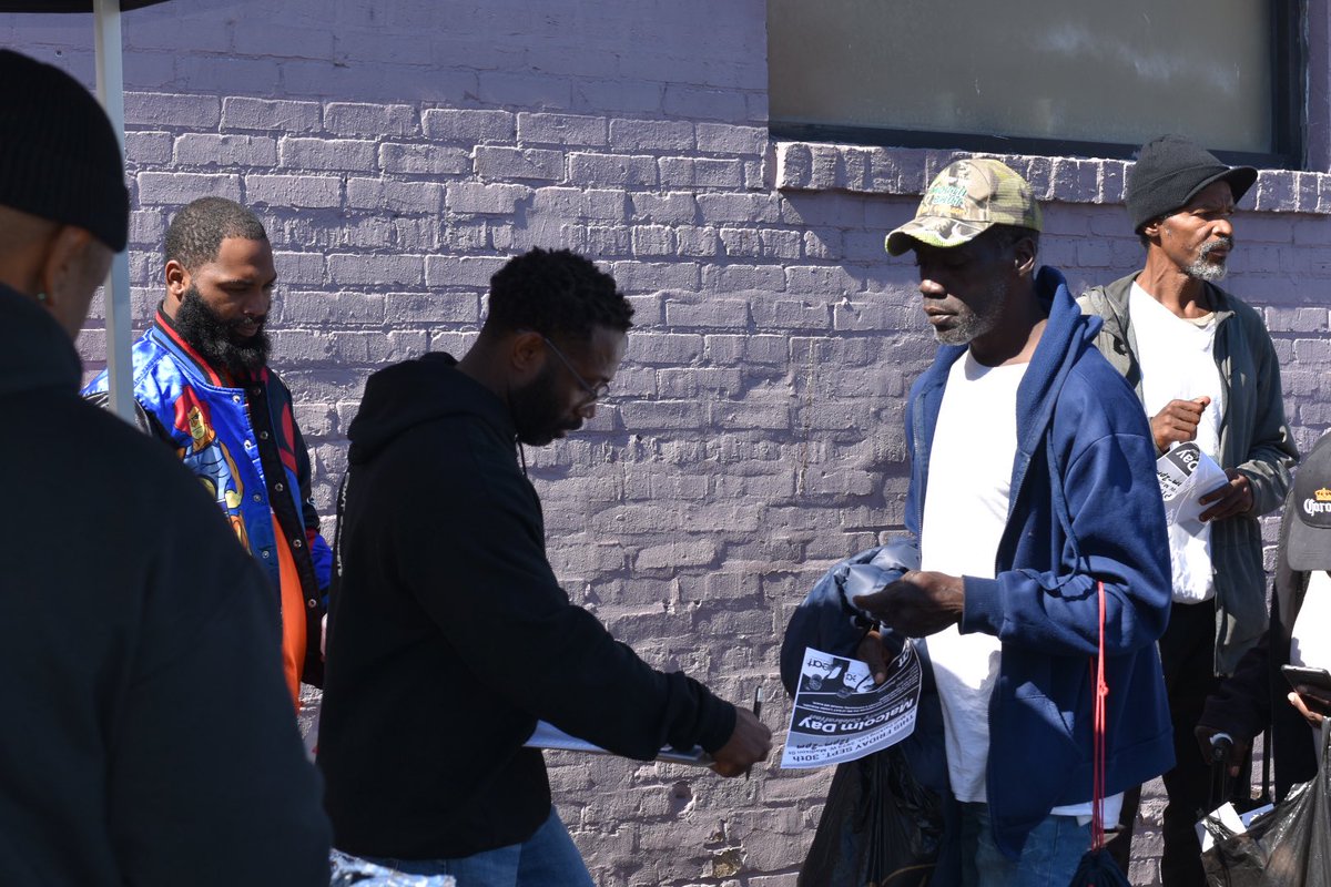 EatOrgChicago's tweet photo. Friday 9/30 EAT was outside and distributing mutual aid on Madison and Springfield in honor of our late member Malcolm. Malcolm had a deep love for his community and was one of EAT’s very first members. https://t.co/fprjoTNYot