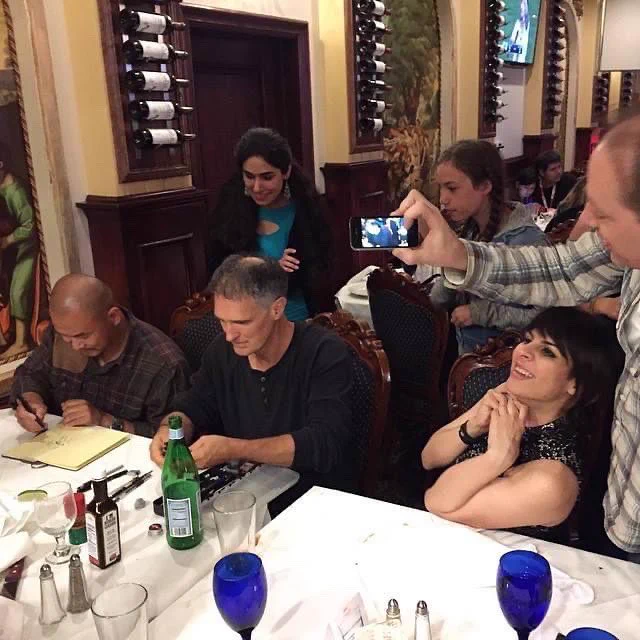 8/ An entire room of over 30 artists all crowded around to watch Iain McCaig and Kim Jung Gi both drawing side by side, both of them with the biggest smile. It was a truly memorable moment! 