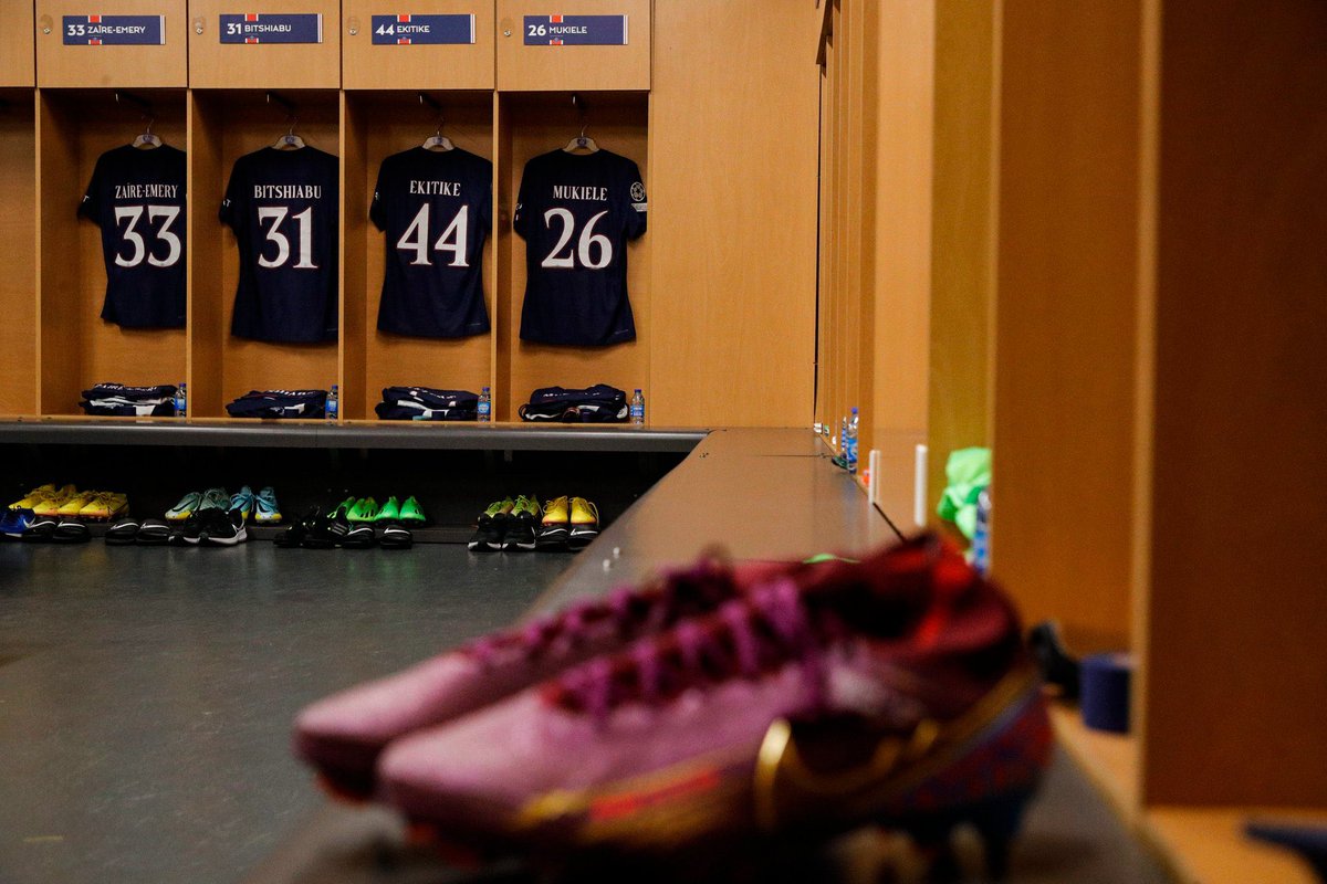 Parisnewss's tweet photo. Le vestiaire est prêt👕🔴🔵 #SBLPSG #UCL https://t.co/PDEfwY2UyC