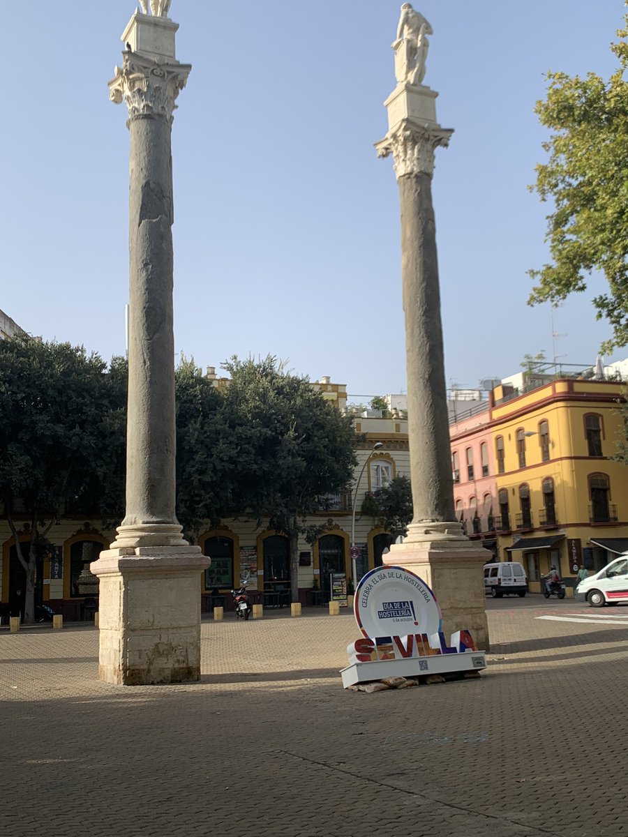 ElPumarejo's tweet photo. @Ayto_Sevilla no es un poco cutre? Está apoyado en unos sacos de “arena común”. Quizá debiera retirarlo @LipasamSevilla. @SevDegradada https://t.co/8fyUWSSLfC