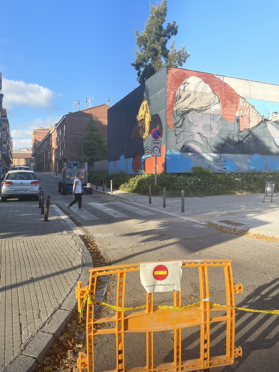 Fidelmallo's tweet photo. @DiarideTerrassa Calle Pintor Viver cerrada 3 días porque están pintando un graffiti en el Centro Cívico de Sant Pere Nord. Sin aviso oficial de ningún tipo, ni permiso que le conste a la policía local (que no ha hecho nada) los vecinos no podemos entrar en nuestros parkings. https://t.co/IIeaSa1GRw