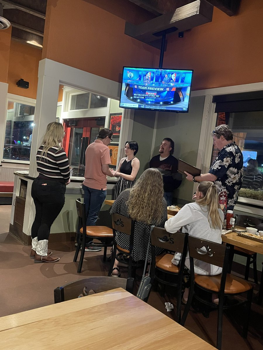 abbyleepierson's tweet image. Had a actual wedding in our Chili’s last night. So excited for this couple and honored that they selected Chili’s Durant for their wedding venue! The whole dining room chanted at the first kiss! 💕 #chilislove