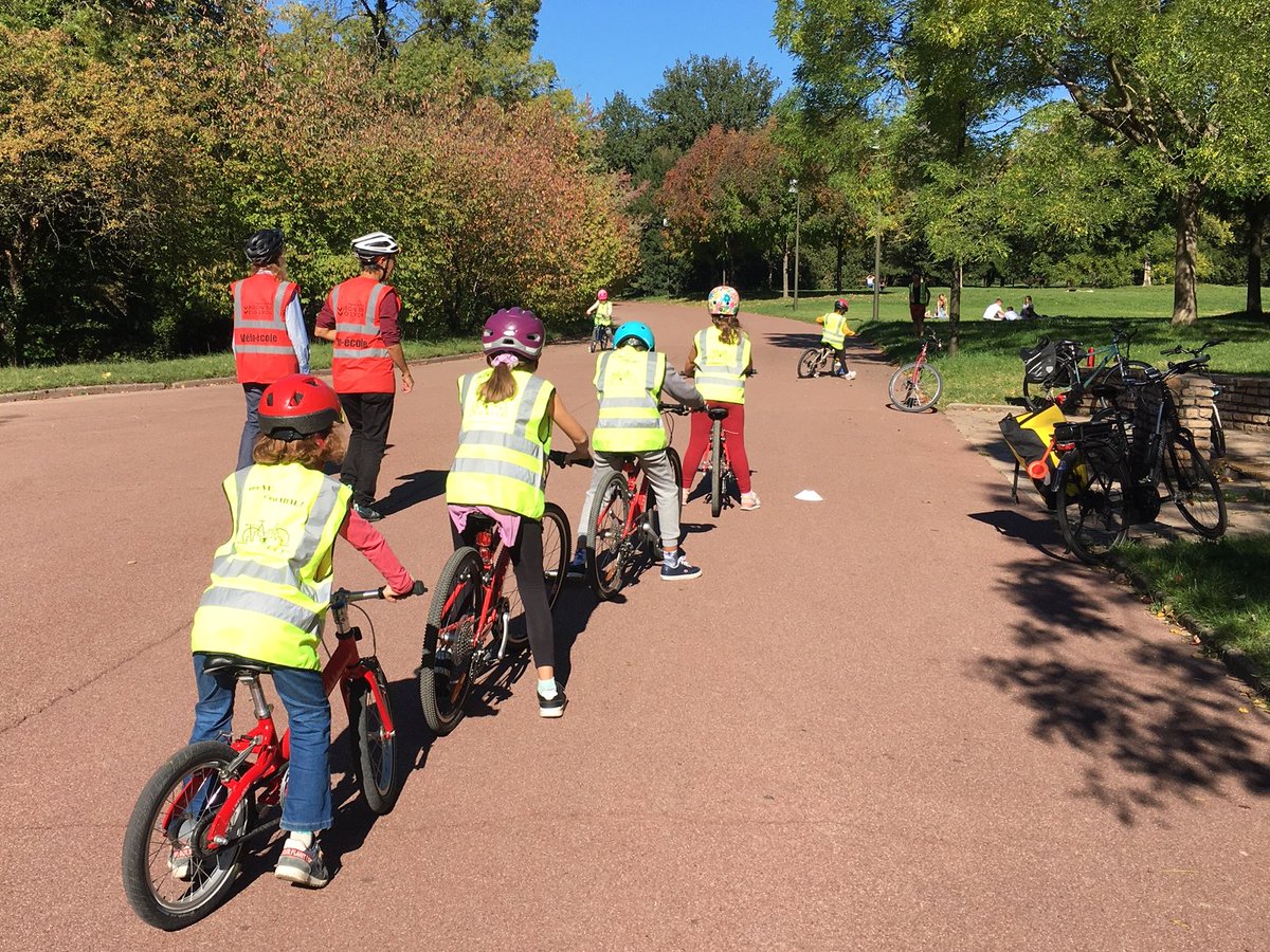 maisonvelolyon's tweet photo. Première séance de stage "premiers coups de pédales" pour les enfants ce mercredi grâce à @villedelyon ! 
Des sourires sur les visages des enfants qui trouvent l'équilibre au fur et à mesure des exercices, et des parents soulagés😊 https://t.co/xZmcRDHOoj
