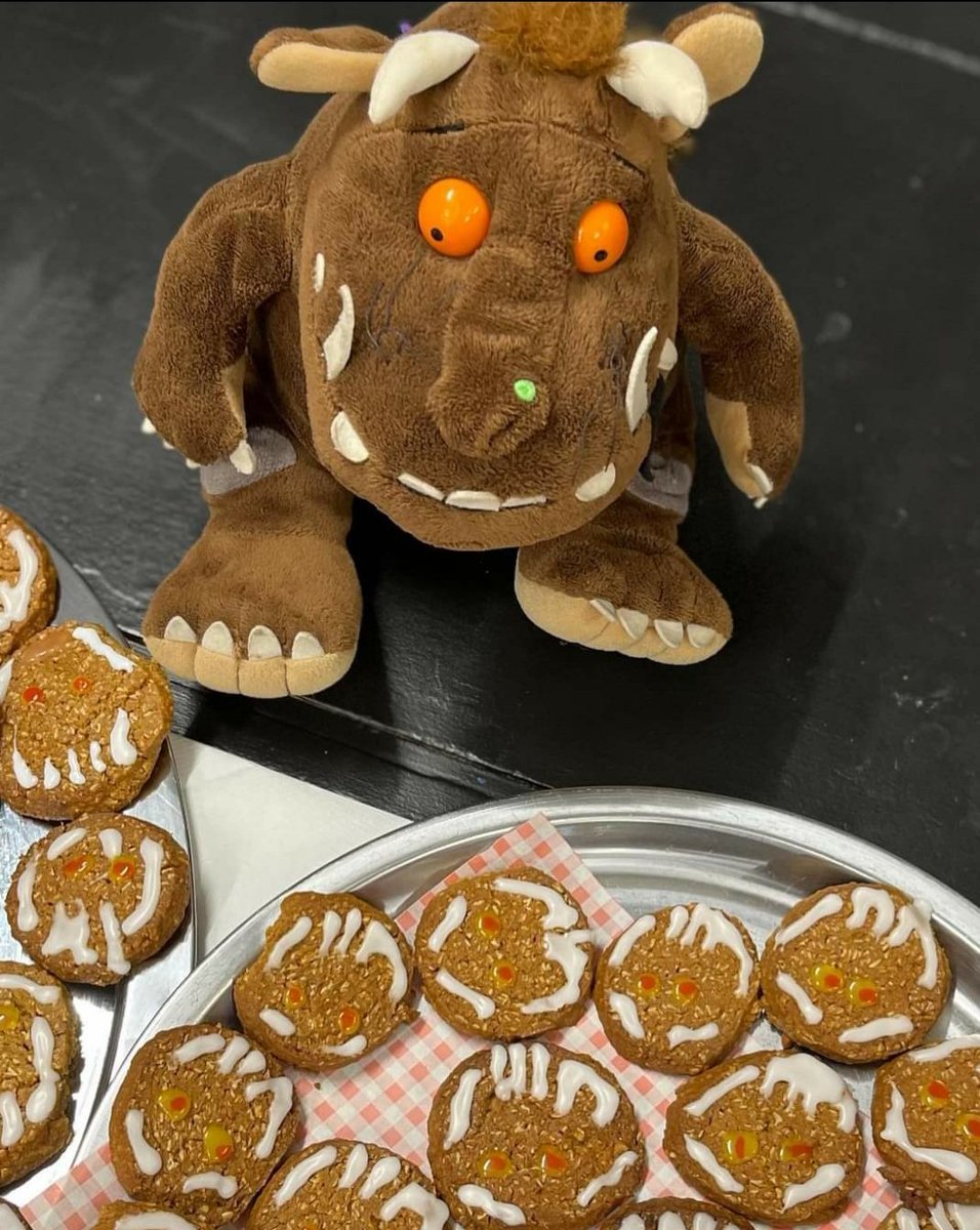 The Gruffalo visited Cumnor Girls Reception today for their Welly Walk ...Hope he didn't eat them all 😊🍪
@Thomas_Franks_ 
<a href="/WeAreCumnor/">Cumnor House School</a> 
<a href="/Headshipjourney/">Amanda McShane</a>