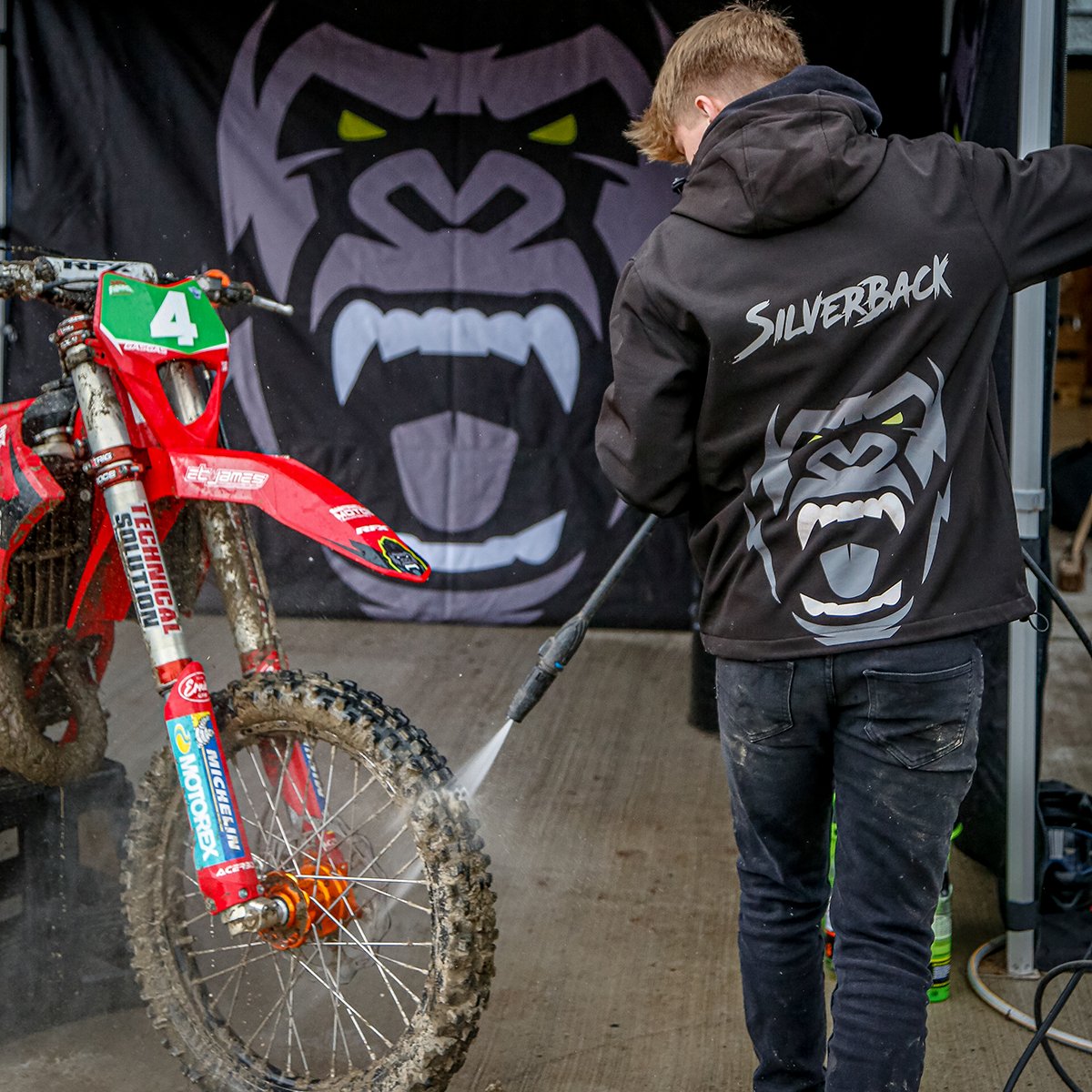 SB_Xtreme's tweet photo. Wash it Wednesday's with our Silverback hero -  Jungle Gel! A must-have to keep your ride clean 🦍💦
👉https://t.co/2YtZ4xT8Z6 

#mtb #mtblife #bike #mountainbike #cycling #bikelife #downhill #ciclismo #enduro #mountainbiking #mtblove #cyclinglife #enduromtb https://t.co/n4LpEvX7VC