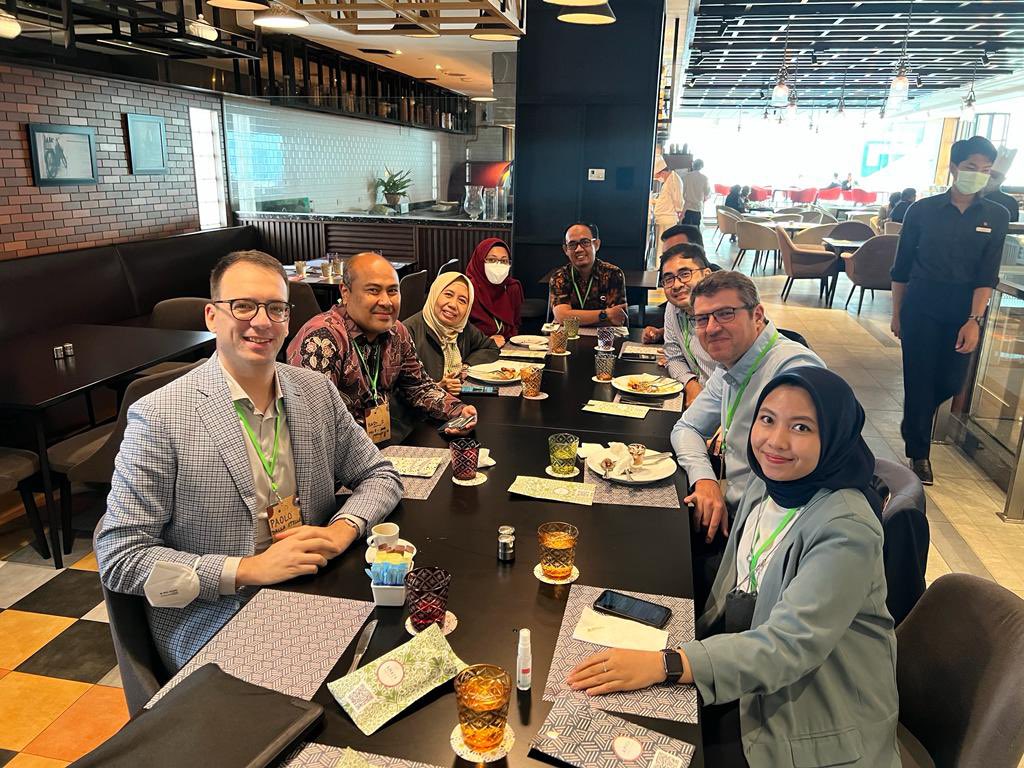 Representatives from Indonesia and Cambodia's MoF, had a discussion on climate financing during the lunch time at #RegdialogueCFN2022

 #CFN <a href="/CFN_UNDP/">Climate Finance Network</a> <a href="/FinancingLab_ID/">Innovative Financing Lab</a> <a href="/P_DallaStella/">Paolo Dalla Stella</a>