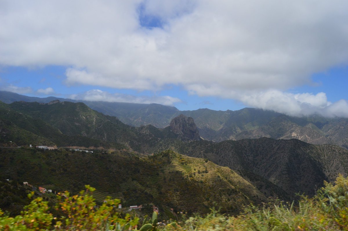 TCanaryIslands's tweet photo. #Canaryislands is the Spanish autonomous community with the most national parks (4): Parque Nacional del Teide, #Tenerife; Timanfaya National Park, #Lanzarote; Garajonay National Park, #LaGomera; and Caldera de Taburiente National Park #LaPalma. https://t.co/6QZJnQYDum