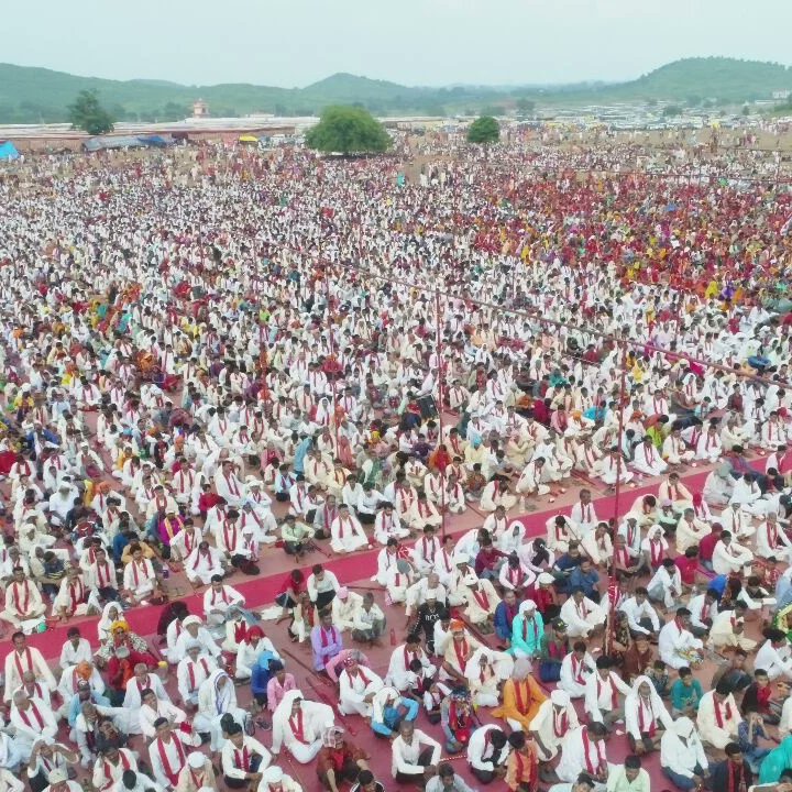 _RajatMishra's tweet photo. आज विजयदशमी के पर्व पर 20000 से अधिक भक्तो ने गुरुदीक्षा प्राप्त कर आजीवन नशे, मांस से मुक्त  चरित्रवान, चेतनावान, पुरुषार्थी एवं परोपकारी जीवन जीने का संकल्प एवं आशीर्वाद प्राप्त किया
#जय_माता_की #जय_गुरूवर_की
#महाशक्ति_शंखनाद
#श्री_शक्तिपुत्र_जी_महाराज
#bmks #सिद्धाश्रम #दशहरा https://t.co/HpjJTnvxEN