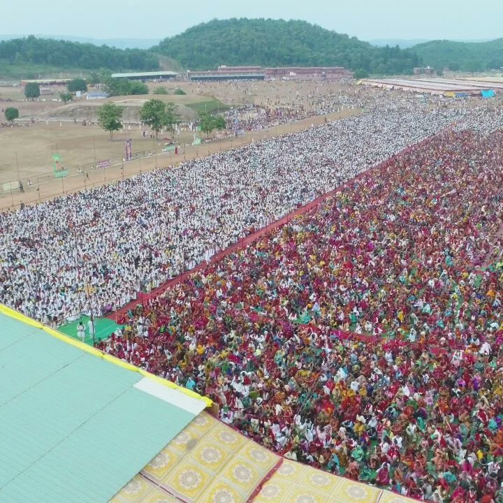 _RajatMishra's tweet photo. आज विजयदशमी के पर्व पर 20000 से अधिक भक्तो ने गुरुदीक्षा प्राप्त कर आजीवन नशे, मांस से मुक्त  चरित्रवान, चेतनावान, पुरुषार्थी एवं परोपकारी जीवन जीने का संकल्प एवं आशीर्वाद प्राप्त किया
#जय_माता_की #जय_गुरूवर_की
#महाशक्ति_शंखनाद
#श्री_शक्तिपुत्र_जी_महाराज
#bmks #सिद्धाश्रम #दशहरा https://t.co/HpjJTnvxEN