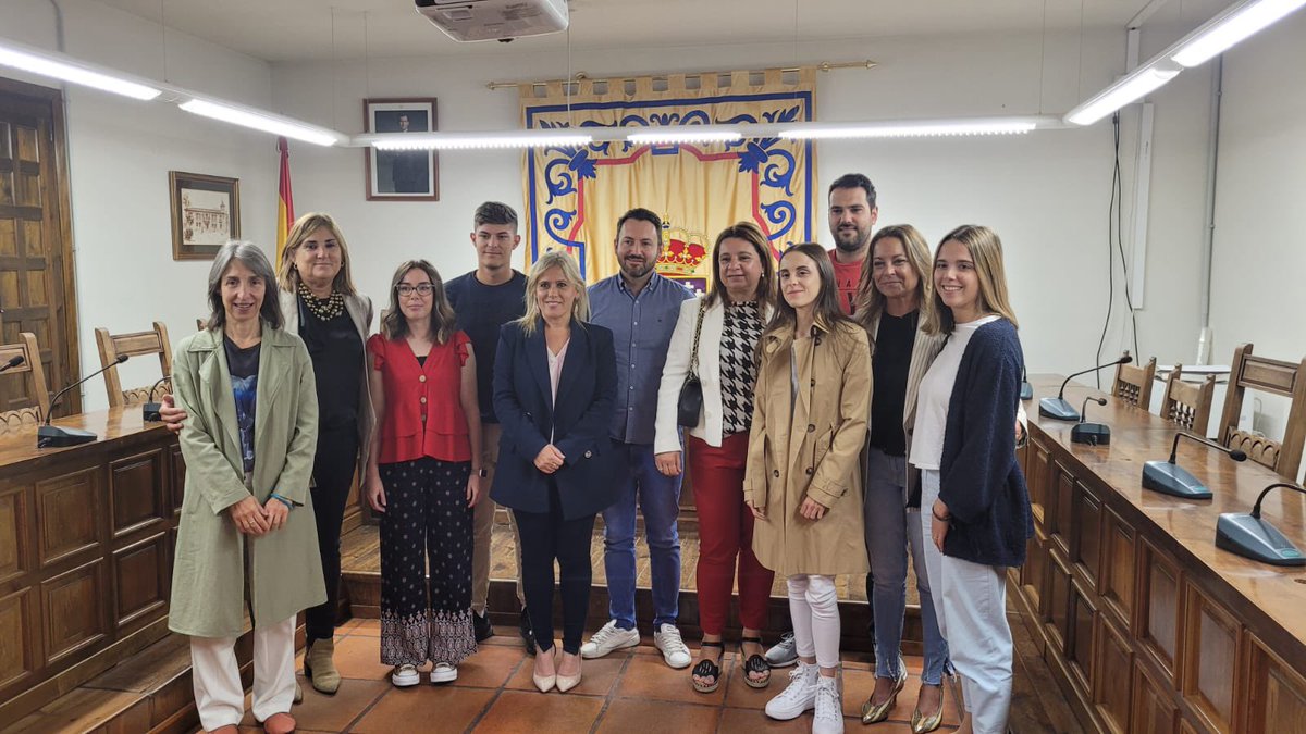 JCCMGuadalajara's tweet photo. 🫱🏼🫲🏽 La delegada provincial de @EconomiaCLM ha visitado el municipio de #ElCasar, donde ha tenido ocasión de conocer a las 8 personas que participan en el programa #Recual y a las 5 que tienen una oportunidad laboral gracias al programa ‘Primera experiencia’ del @gobjccm. https://t.co/NRhdbE1ow3