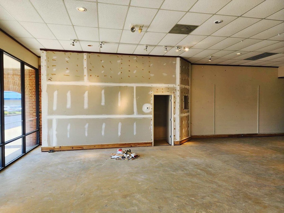 EvGamingGuild's tweet photo. We are so excited to be moving into our new space! No move in date yet, but wanted to share some progress pictures! 

The power is on, carpets removed, working on the walls, air conditioner and thermostat are installed. Hopefully we will be move in ready by the end of the year! https://t.co/jw1EjybMpa
