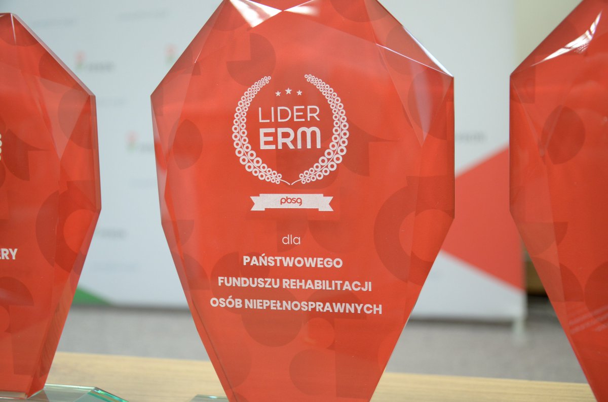 funduszpfron's tweet photo. 📸 Prezes @KMichalkiewicz odebrał dziś z rąk Marcina Zastawy, członka zarządu #PBSG statuetkę LIDERA ERM. 🏆
Tytuł został przyznany Państwowemu Funduszowi Rehabilitacji Osób Niepełnosprawnych za przeprowadzenie prac w obszarze zarządzania ryzykiem i informatyzacji tego procesu. https://t.co/0mYGNXm8sU