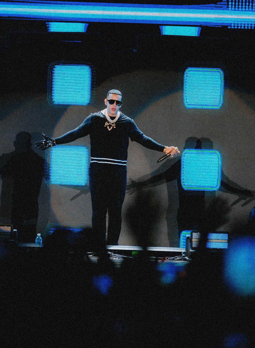 daddy_yankee's tweet photo. ¡Quito! Esta noche nos amanecemos bailando. ❤️‍🔥🇪🇨 #LaUltimaVueltaWorldTour https://t.co/KEOjdvYJoX