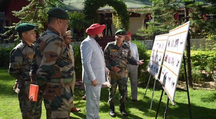 LtGenGurmit's tweet photo. Being the festive season, decided to celebrate it with my First Family @adgpi 

Conveyed greeting’s of #Navratri and #VijayDashmi to every Jawan on behalf of every #Uttarakhandi. 

Jai Hind 

@rashtrapatibhvn
@vpsecretariat
@pmoindia
@narendramodi https://t.co/ONskIXC6W2