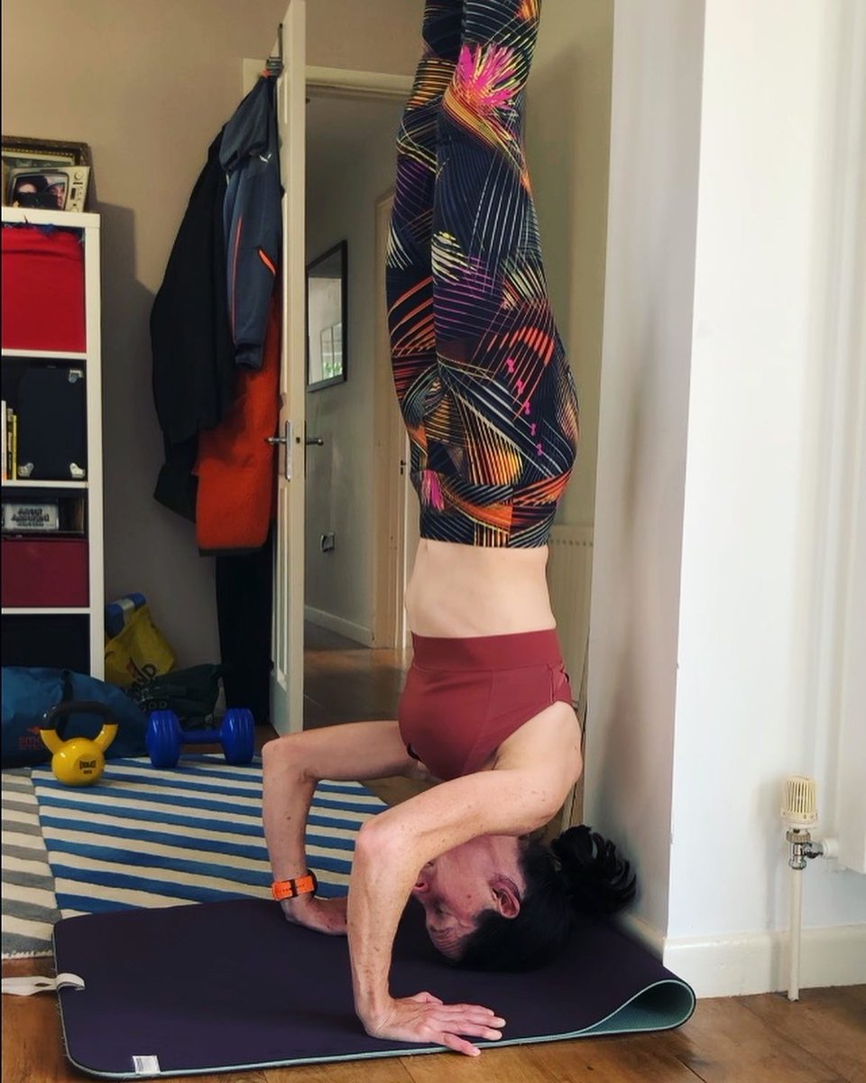 Caro1ine_Martin's tweet photo. Since I was a kid I’ve been able to freestand a ‘3 point’ headstand. Today I finally did a ‘yoga style’ triangle base one. I can tell you… it’s so much easier! #yoga #headstand #headstandpractice #upsidedown #inversion #corestrength #stayyoung #strongwomen #headstandvariation https://t.co/HXXs1A0acf