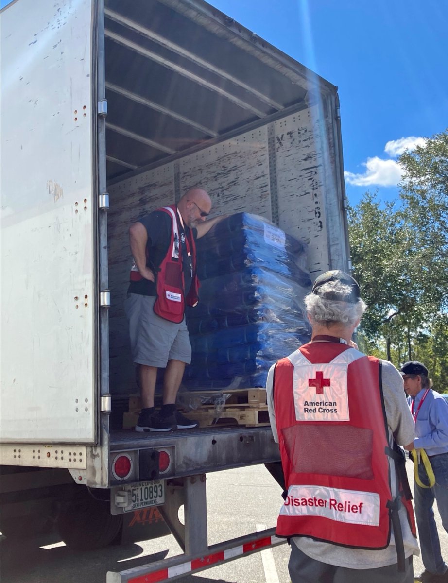 NJRedCross's tweet photo. After driving two response vehicles from #NJ to #FL, our Red Crossers Allie &amp; Keith are making a difference, delivering relief supplies like clean-up kits, shovels, tarps &amp; water to people who are mucking out their homes post #Ian. How can you help? Visit https://t.co/r2K015CkXb https://t.co/JrT2tK9qlG