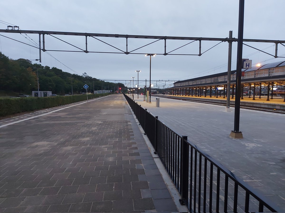 RemconS's tweet photo. @NS_online Vraagje, wat is jullie gedachte achter dit lange hekwerk op Amf (tussen sp 1 &amp; 2)? Was er niet genoeg tijd om het gehele perron op de juiste hoogte te leggen, dat er dan maar de helft is gedaan en om dan struikelgevaar te voorkomen een hek te plaatsen? Handig? https://t.co/SsenKEpkv0