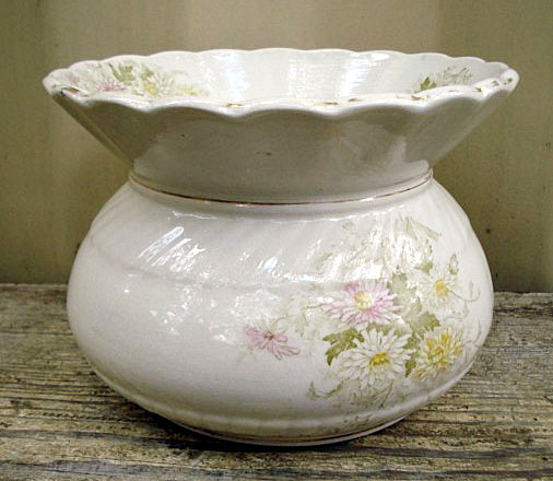 AlmanacAntiques's tweet photo. While #Victorian #men used a #spittoon to spit in when chewing #tobacco, #women of the time used a dainty #cup called a lady’s #cuspidor.
https://t.co/yRzyKVRAUA https://t.co/V1YgOMJP0n