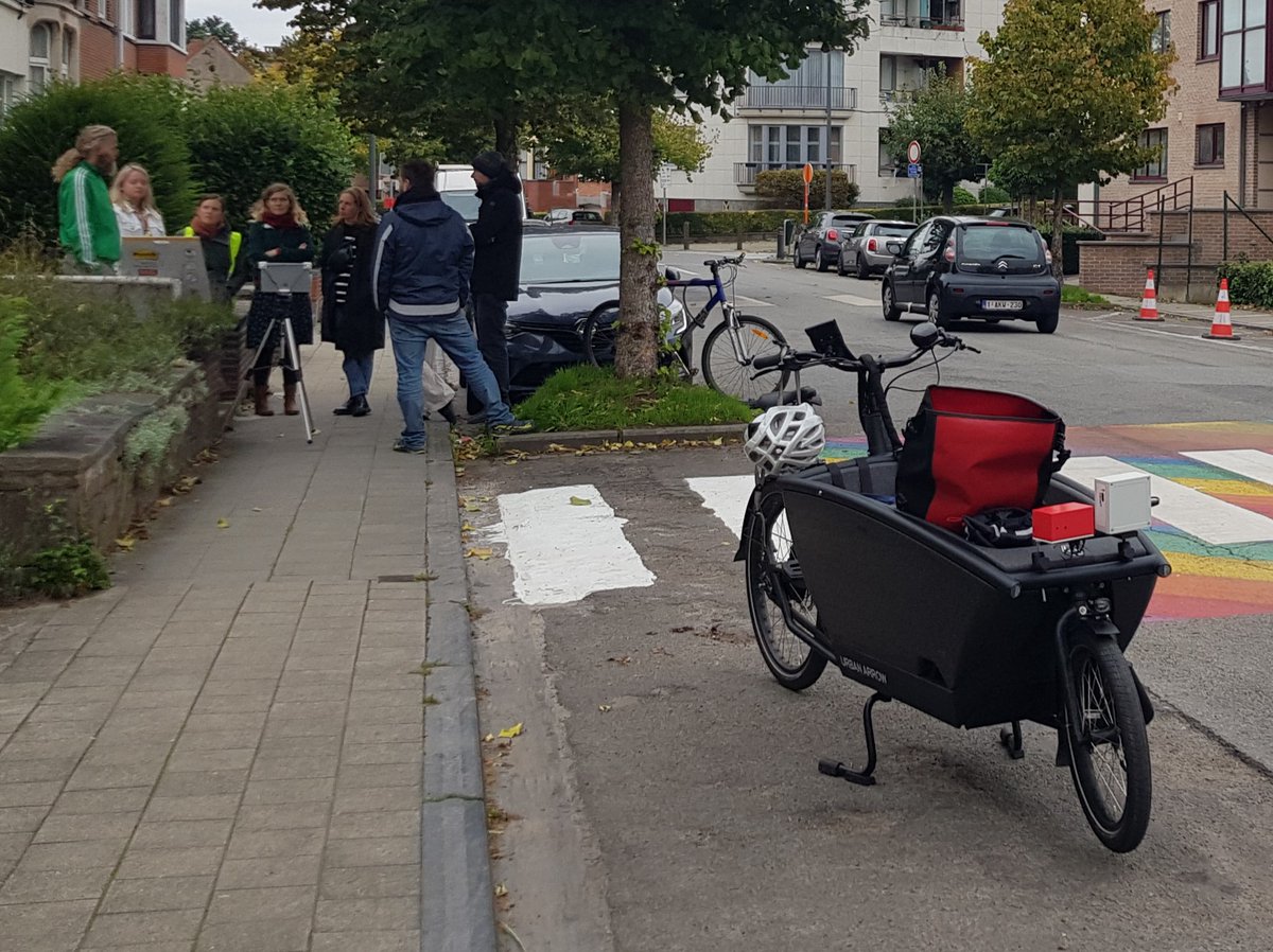 johanna_dot_be's tweet photo. Vandaag onze eerste leefbare-straten-scan: een workshop rond verkeer op de stoep terwijl de meetfiets snelheden en lawaai van de voorbijrijdende auto's meet. Dank GFS Beverboom &amp; @BXLmobiliteit 
Brusselaars kunnen gratis scan aanvragen via https://t.co/XrAV9JvarP
#welovegoodmove https://t.co/O6KnlNUhFX