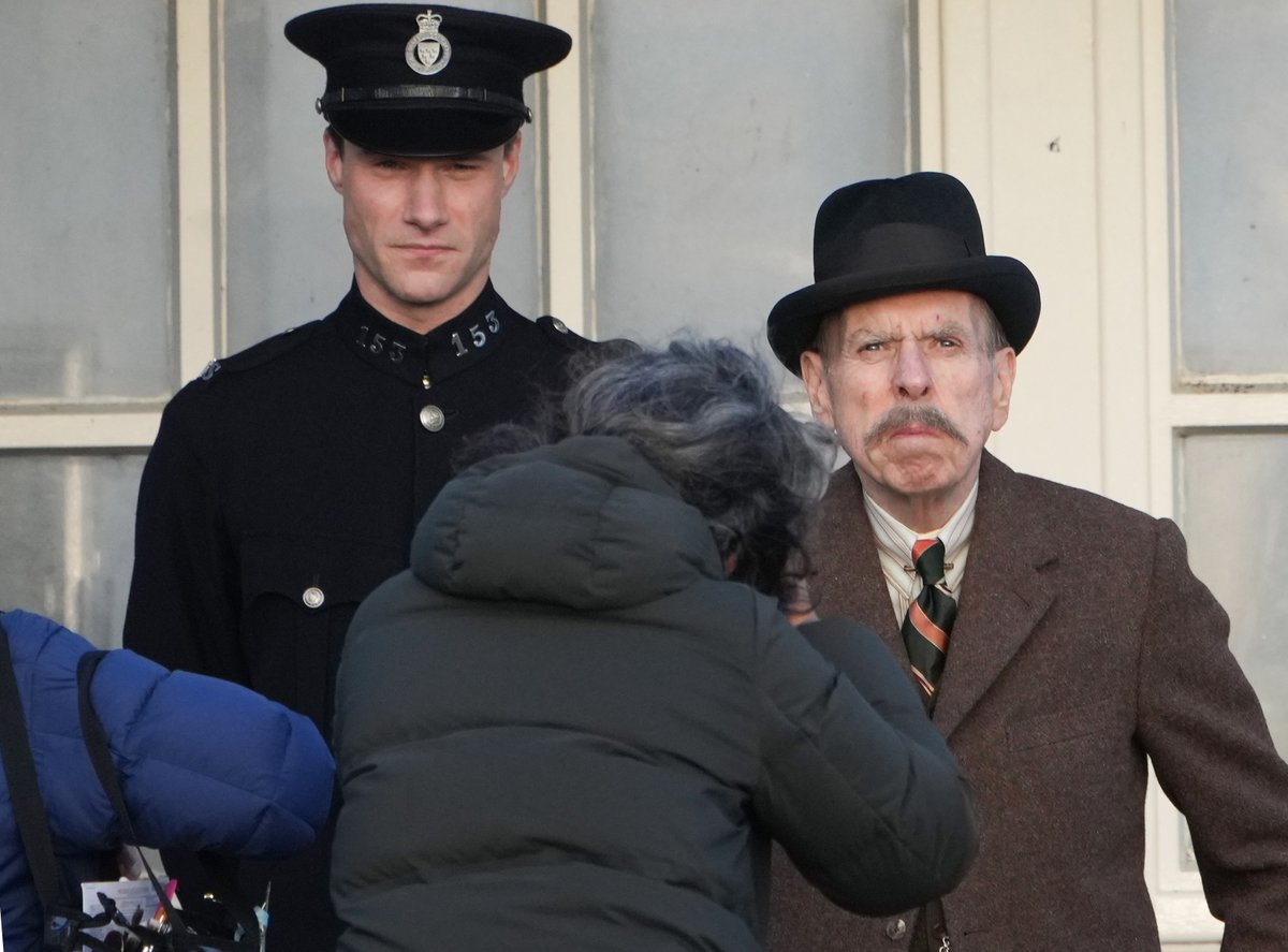 brightonsnapper's tweet photo. In 5 mins start to finish I destroyed this film company so called 'Security' attempting as ever to ruin my shot, they didn't !!!
#worthing #nofilming #jokers #wickedlittleletters #localpapers #TimothySpall https://t.co/LSvdzOnYfA