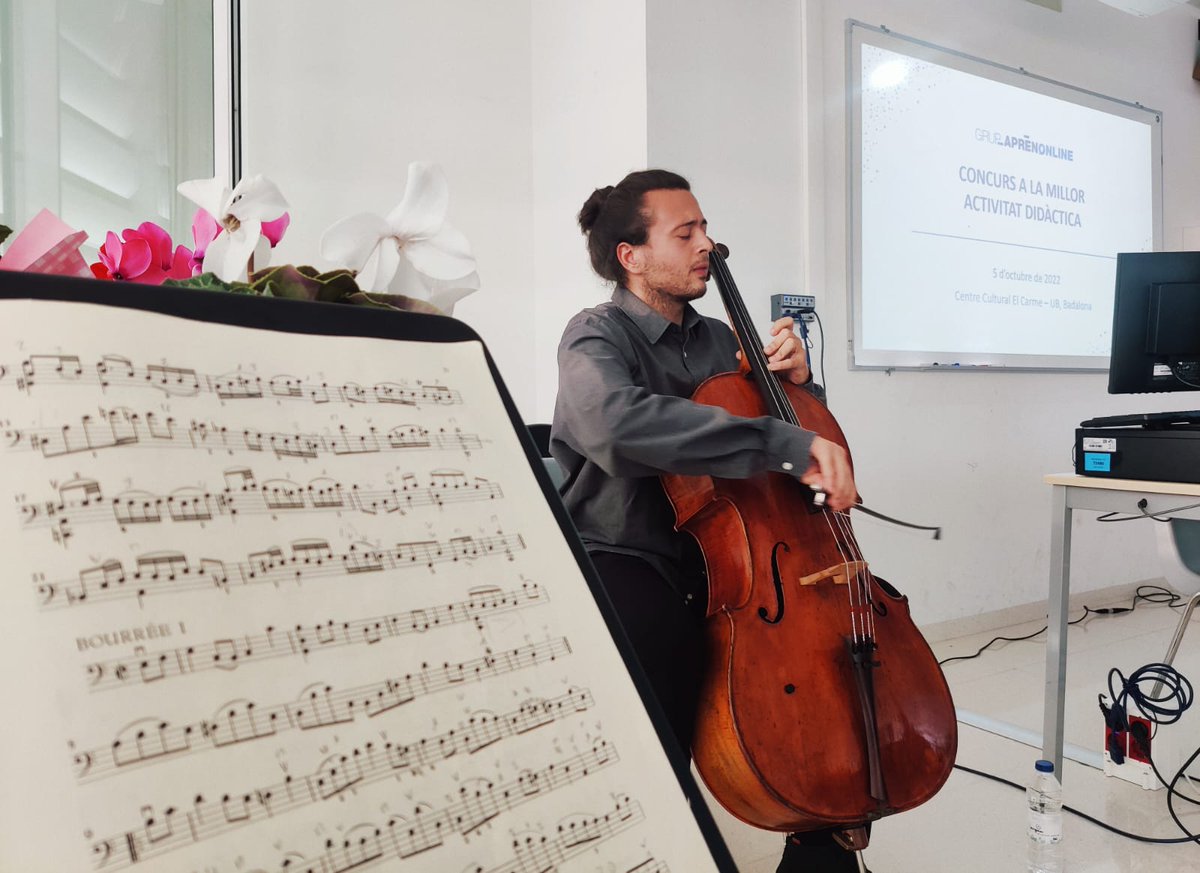 Un equip docent de l'Escola Catalònia de Barcelona ha guanyat el 1r premi del Concurs a la millor activitat didàctica amb: "CSI: el cas de la professora Oussedik". L'acte s'ha celebrat al CC El Carme, amb l'actuació del badaloní Guillem Bautista. <a href="/aprenonline/">Aprèn Online</a> #Badalona