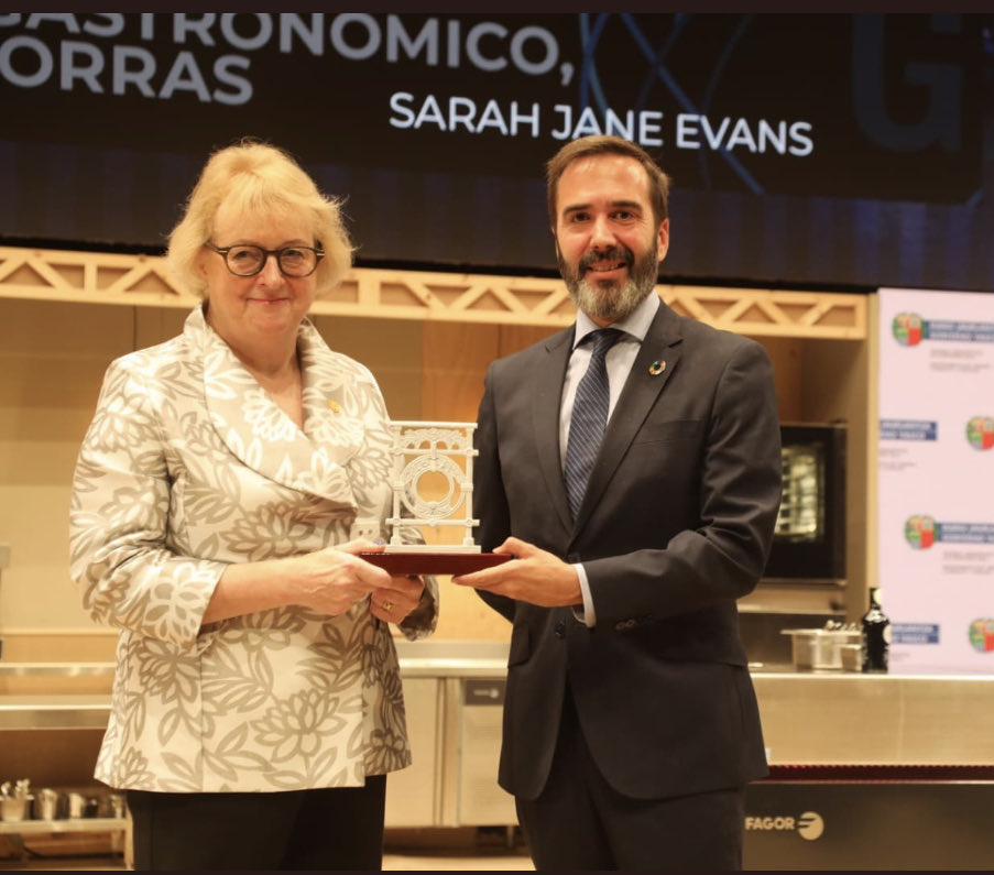 Honoured to receive the Gastronomic Journalism award ⁦<a href="/ssgastronomika/">SS Gastronomika</a>⁩ - in memory of the gifted journalist, Pau Albornà i Torras who died tragically young. It’s for my ‘longlasting relationship with Spain and unceasing defence of Spain’s wine and its native varieties’ 🙏