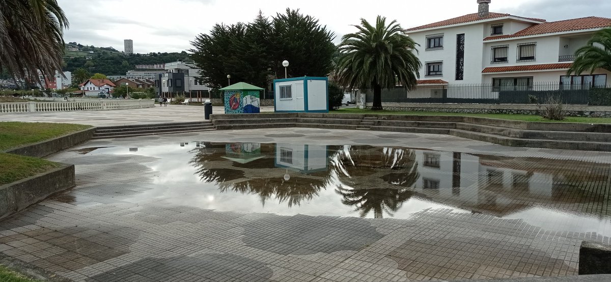 inakimonzon's tweet photo. Ya han abierto las piscinas de #laredo https://t.co/TVgaqkTmFj