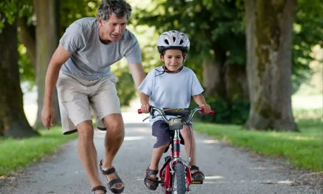 thecyclenow's tweet photo. As the world celebrates teachers around the world today '5th of October ,we @cyclenowclub also recognise those who also teach children how to ride bicycles as part of making the world and planet 🌍 a better place. #teachersday #teacherday #bicycles #TeachersDay2022 #cyclenowclub https://t.co/pfsQJXSOC6
