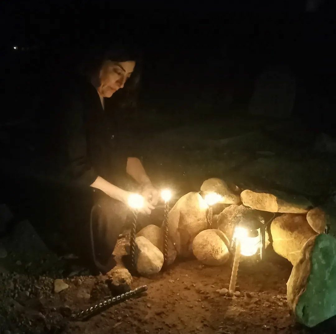 Mariano Giustino (@marianogiustino) on Twitter photo La madre di #Nika, Nasrin #Shakrami, prega accanto alla tomba di sua figlia, di 17 anni, uccisa dalla polizia morale perché aveva manifestato cantando su un palco senza l'#hijab. Il suo corpo è stato trovato una settimana dopo con il cranio fracassato
<a href="/RadioRadicale/">Radio Radicale</a> #Turchia La madre di #Nika, Nasrin #Shakrami, prega accanto alla tomba di sua figlia, di 17 anni, uccisa dalla polizia morale perché aveva manifestato cantando su un palco senza l'#hijab. Il suo corpo è stato trovato una settimana dopo con il cranio fracassato
<a href="/RadioRadicale/">Radio Radicale</a> #Turchia