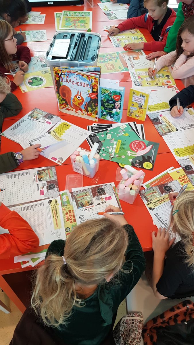 Kinderboekenweekfeest in #Doorn Ism ⁦<a href="/dorpennatuur/">Dorp en Natuur</a>⁩ op #stoepplantjessafari #kerkplein Er zijn de komende week nog meer safari's. Check bibliotheekzout.nl/kbw