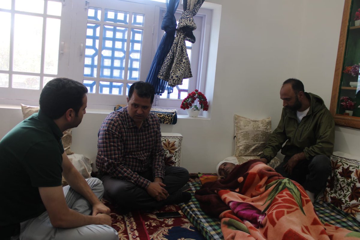 IRFAN2040's tweet photo. Alongwith DFO Kulgam paid visit at home of injured Forest officials who were brutally assaulted by Forest damagers in Chamgund Forests during night patrolling.Directions given for providing best health care &amp; immediate benevolent fund relief.
FIR lodged against culprits
@JKNGFOA https://t.co/iwg4MVuPzJ