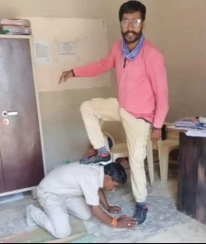 HariManjhi's tweet photo. मध्यप्रदेश में दलित पटवारी ने OBC  पंचायत सदस्य को Sc-ST  एक्ट में फंसाने की धमकी देकर जूता पकड़ाते और सर पर पैर रखते फोटो खिंचवा कर बेइज्जत  किया..इसे कहते है शक्ति का दुरुपयोग करना । अन्याय तो अन्याय है https://t.co/8p4avVzOtD