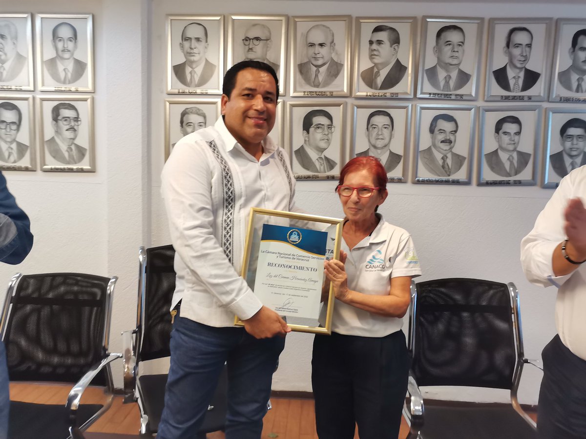 Canaco_Veracruz's tweet photo. #CANACOINFORMA En la junta de Consejo mensual, nuestro Presidente de CANACO Servytur de Veracruz, el Ing. Edi Alberto Martínez Tejeda hizo entrega del reconocimiento a la Mtra. Luz del Carmen Hernández Amaya por el 40 aniversario de pertenecer al Instituto CANACO Veracruz. https://t.co/kzNiwSq49l