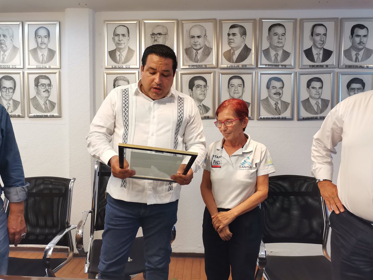Canaco_Veracruz's tweet photo. #CANACOINFORMA En la junta de Consejo mensual, nuestro Presidente de CANACO Servytur de Veracruz, el Ing. Edi Alberto Martínez Tejeda hizo entrega del reconocimiento a la Mtra. Luz del Carmen Hernández Amaya por el 40 aniversario de pertenecer al Instituto CANACO Veracruz. https://t.co/kzNiwSq49l