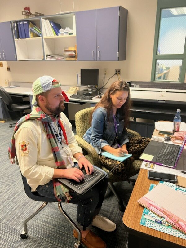 Thanks <a href="/Amy_Wakelet/">Amy @ Wakelet</a> for talking with @MichaelBowenJr2  and I about helping our Ss <a href="/MonarchsNHS/">NHS Monarchs</a> become <a href="/wakelet/">Wakelet 💙</a> Student Ambassadors! We are excited to add an <a href="/AVID4College/">AVID</a> twist! #onslowdlt