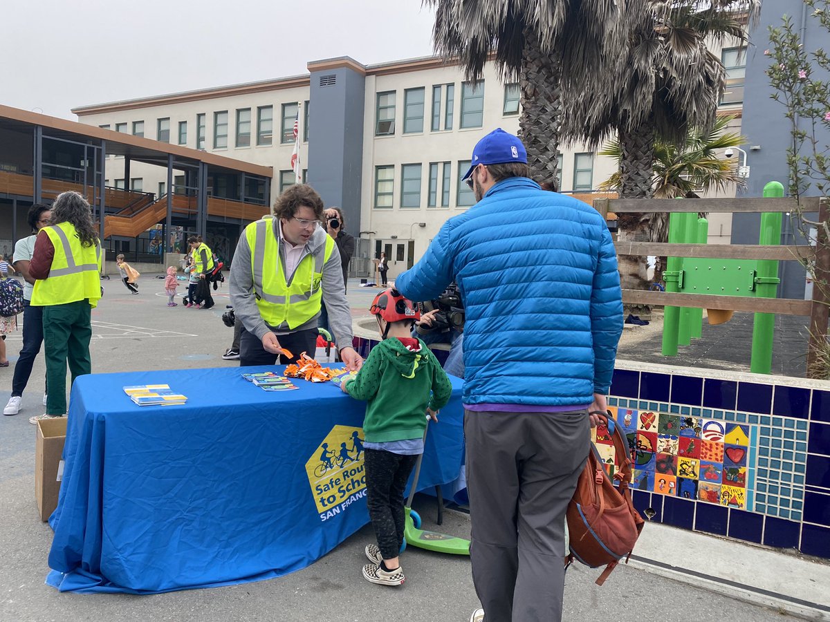 SFUnified's tweet photo. Students, families, and staff at @SunnysideK5 celebrated Walk and Roll to School Week by walking and rolling to school from Sunnyside Playground and taking part in other fun activities. 🚶🚲🛴 #WeAreSFUSD @walksf @SFSafeRoutes @SFMTA_Muni https://t.co/JHvb3LnGGD