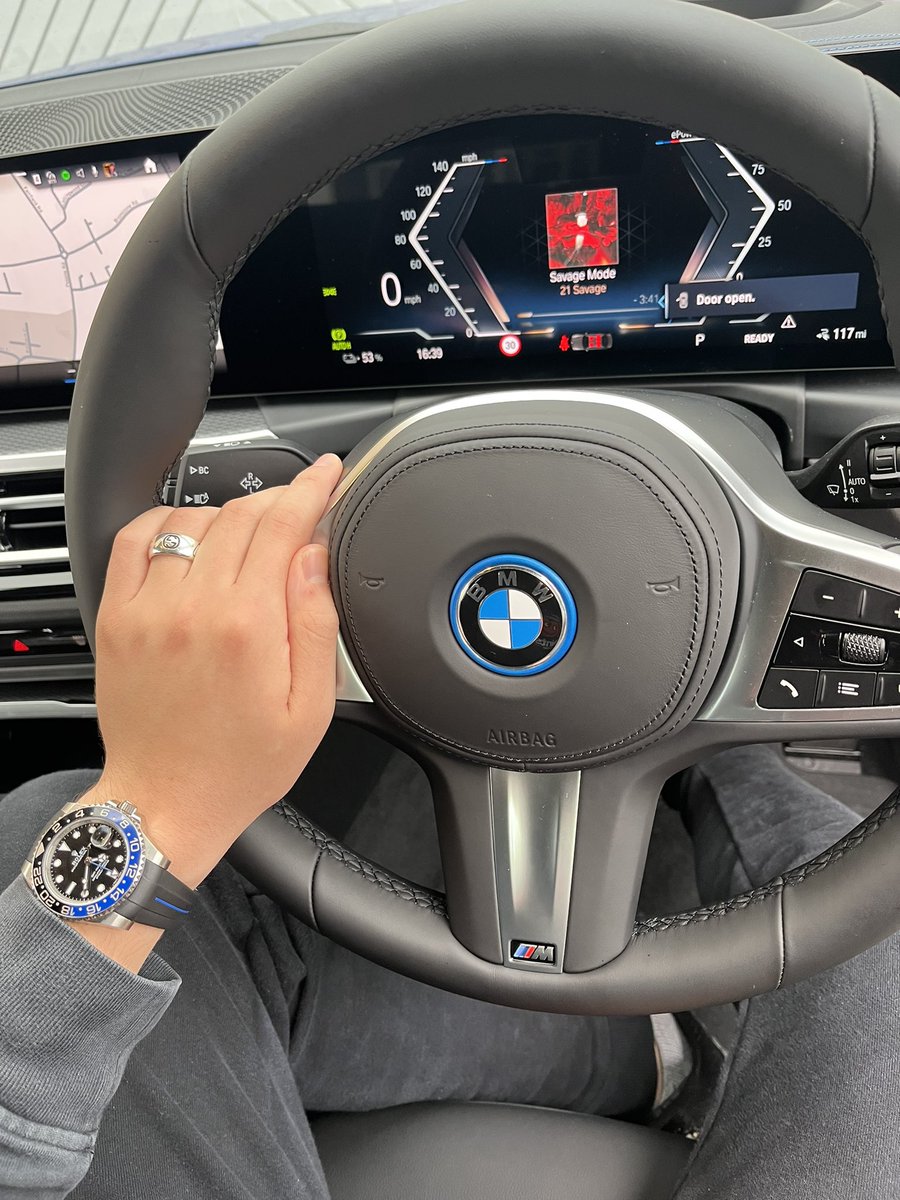 18 y/o me set this image as my wallpaper

Each and everyday I would see it

Now my wallpaper has a new image

At 21, my dreams are now my reality

Thank you to all the people along the way 🙏