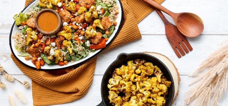 New this season: Maple Farm Bowl🍁With roasted curry cauliflower and sweet potato, your choice of Luisa’s chicken or cilantro-lime tofu, tangy feta, crunchy chickpeas and maple chipotle dressing, this dish is autumn in a bowl. Try it today! 
madradish.com/menu/maple-far…