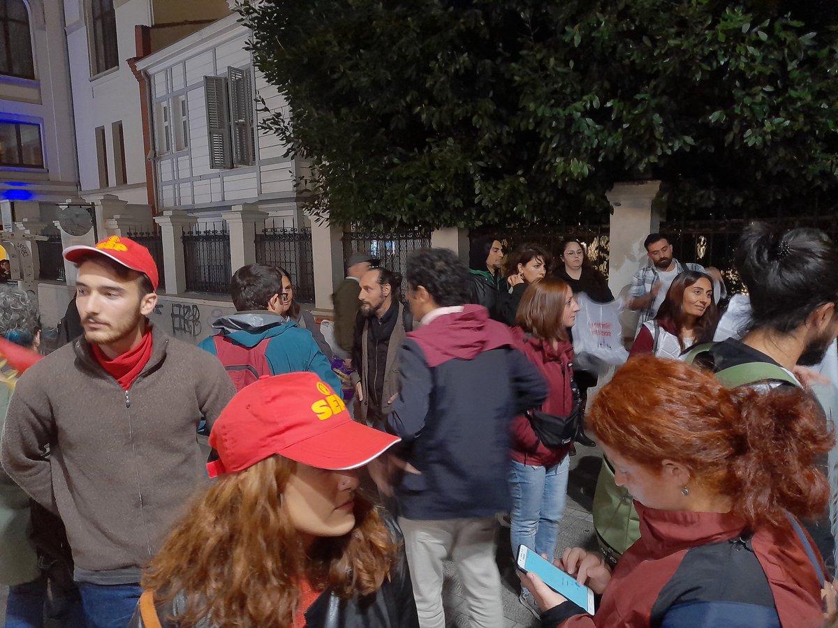 Bugün Dünya Öğretmenler Günü vesilesiyle @ogretmensendika'nın İstanbul Kadıköy'deki eylemindeydik.

Taban maaş hakkı ve öğretmenlerin diğer taleplerinin yanındayız!

Mücadele dersinde öğretmenlerimizle omuz omuzayız!

#tabanmaashemen