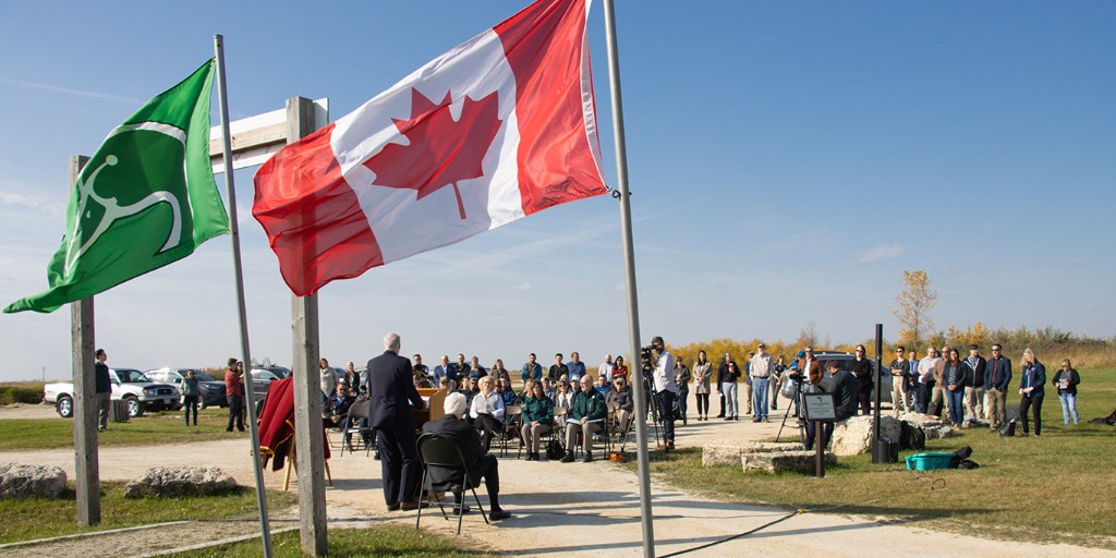 ParcsCanadaMB's tweet photo. Aujourd’hui, à @OakHammockMarsh, Parcs Canada a dévoilé une plaque de #CLMHC commémorant l’importance nationale de Canards Illimités Canada. @ducanada est un chef de file en matière de conservation des zones humides depuis sa fondation à #Winnipeg en 1938. https://t.co/qItaiGLNZW