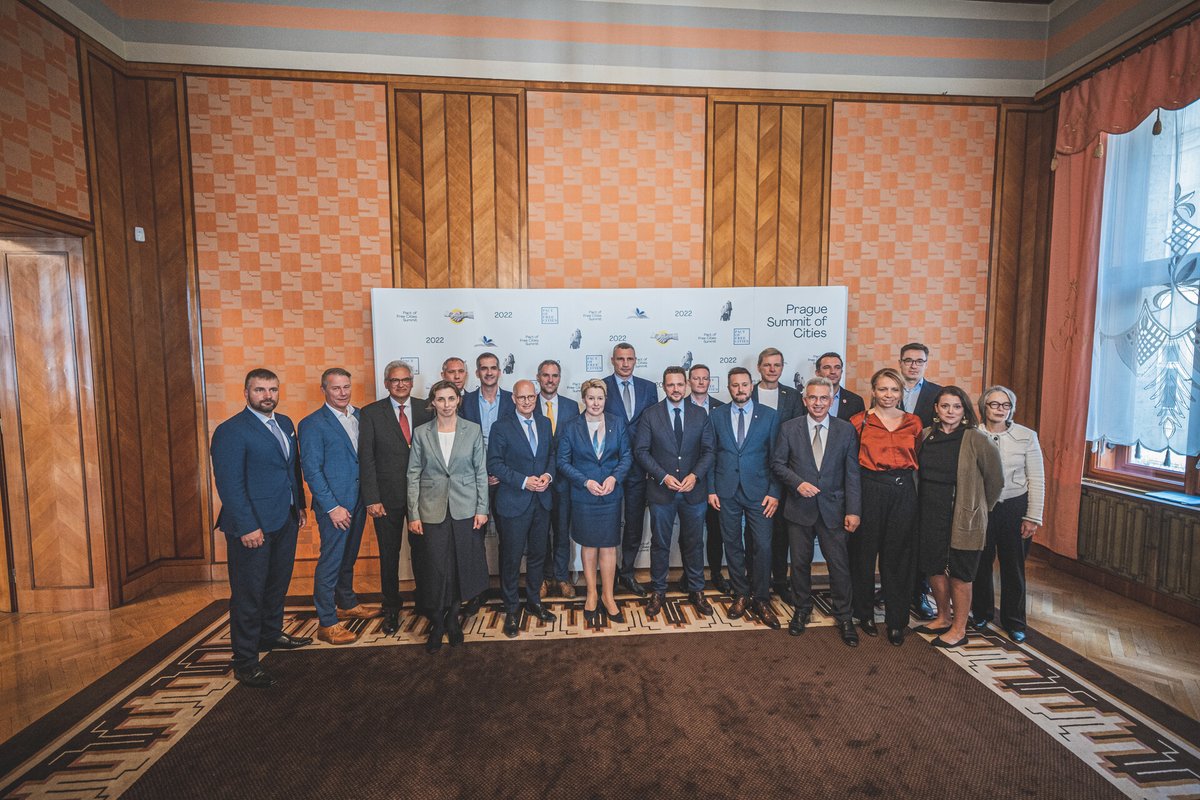 RegionUlm's tweet photo. Die beiden Oberbürgermeister aus Ulm und Neu-Ulm sind Mitglied des "Pakt der freien Städte". 

Beim letzten Städtegipfel in Prag wurde über den Wiederaufbau der Ukraine sowie über die Entwicklung der Städte diskutiert. Als Vertreter nahmen Gunter Czisch und Ralph Seiffert teil. https://t.co/sETenHtkWk