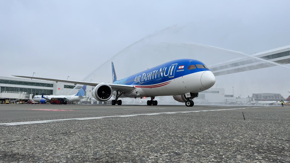 BDFphotography's tweet photo. .@AirTahitiNui 52 heavy, landed 13 minutes early into @flySEA and was welcomed with a water canon salute. Man this livery looks fantastic on the @BoeingAirplanes 787-9! Welcome to Seattle! #TN52 https://t.co/QlDLRxWmQU
